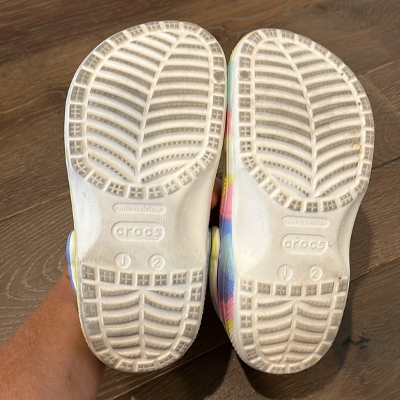 Tie Dye Classic Crocs Juniors Size 2 EUC - Picture 3 of 5